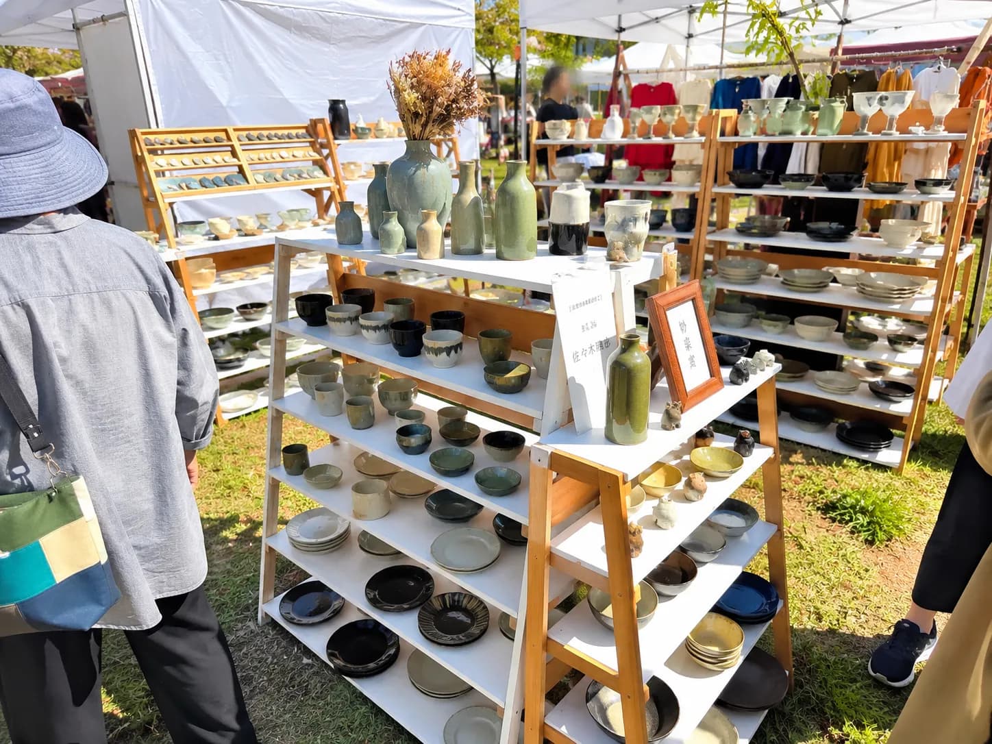 色も形もさまざまな器が、棚いっぱいに。