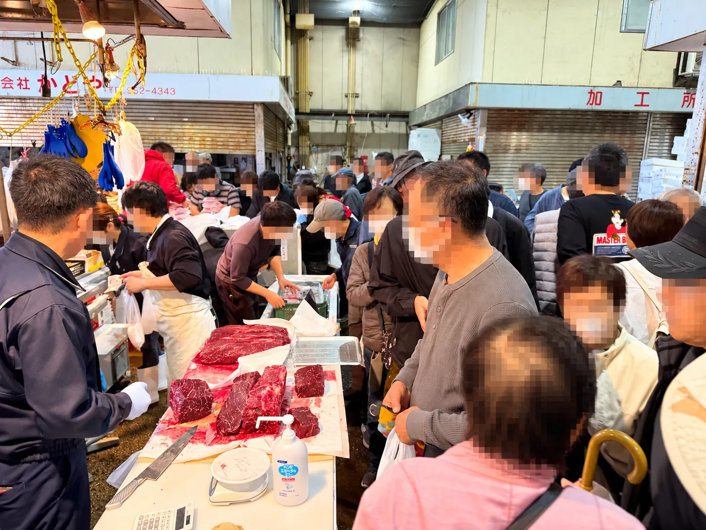 今回はクジラ肉のお店も。目の前で切り分けてくれます。