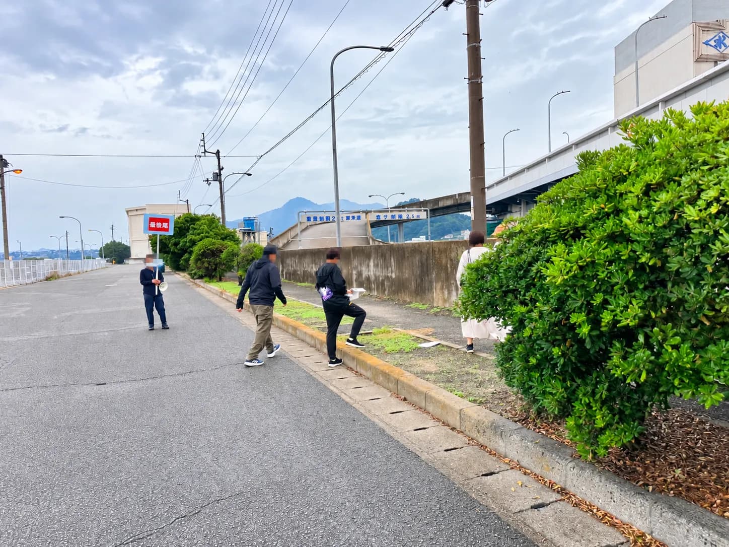 開門前から、市場へ向かう人の列。