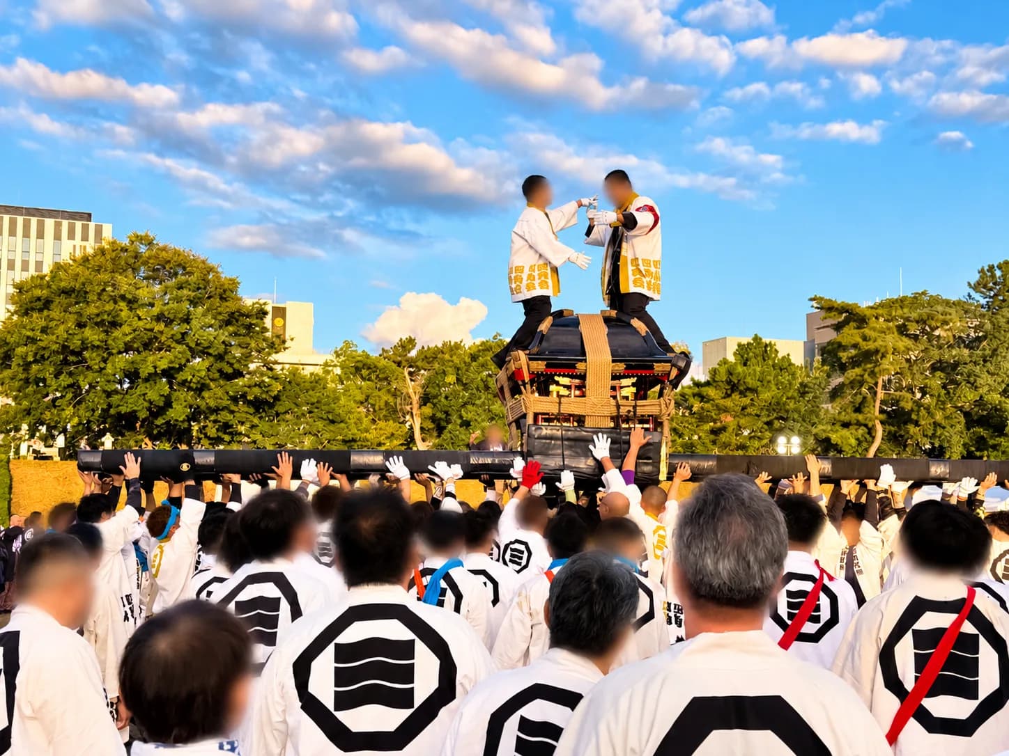 担ぎ上げられた四角さん。上に乗った2人が、担ぎ手に合図を送ります。