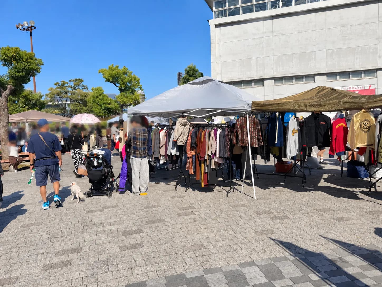 古着のテントには、ジャケットやシャツがずらり。