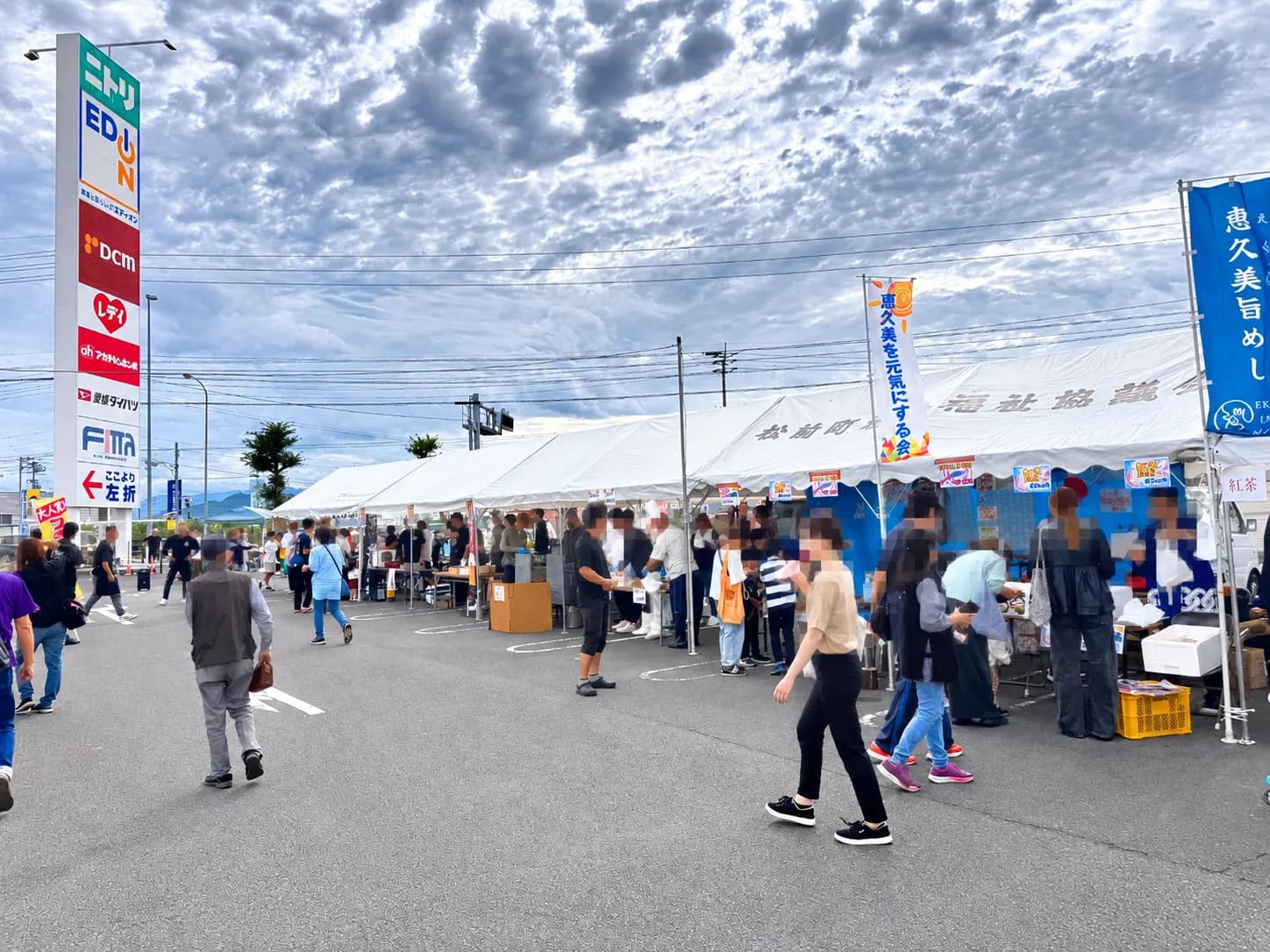 白いテントがずらり。朝から人の流れが途切れません。