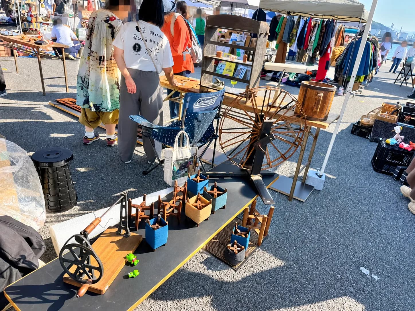 糸車や木の小物が並ぶ、木工のお店。