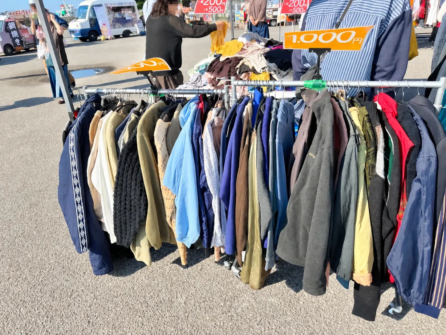古着のラックには、ジャケットやニットがぎっしり。