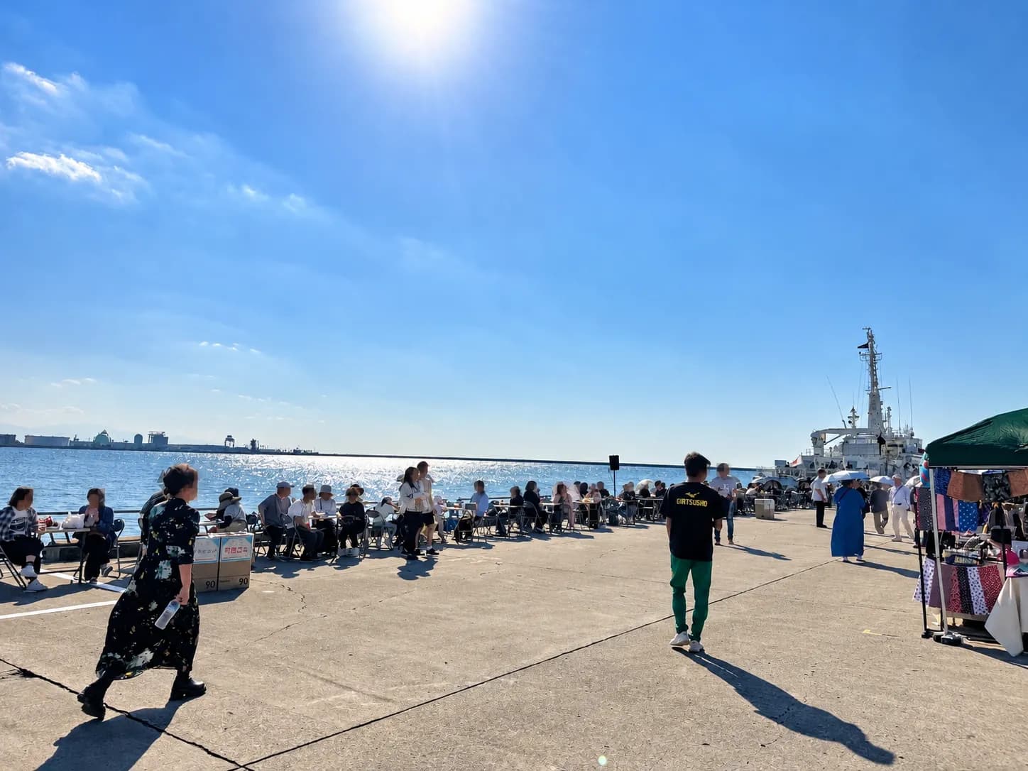 海側の休憩スペース。きらきら光る海を眺めながらひと休み。