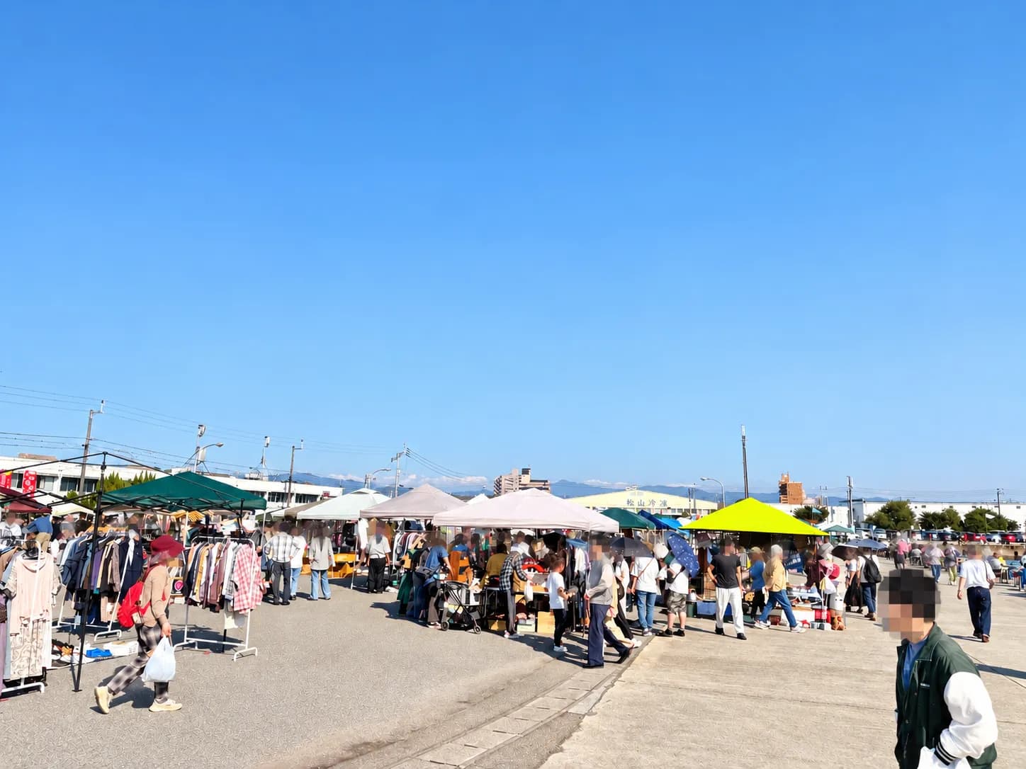 青空の下、テントがずらり。通路が広くて歩きやすい会場です。