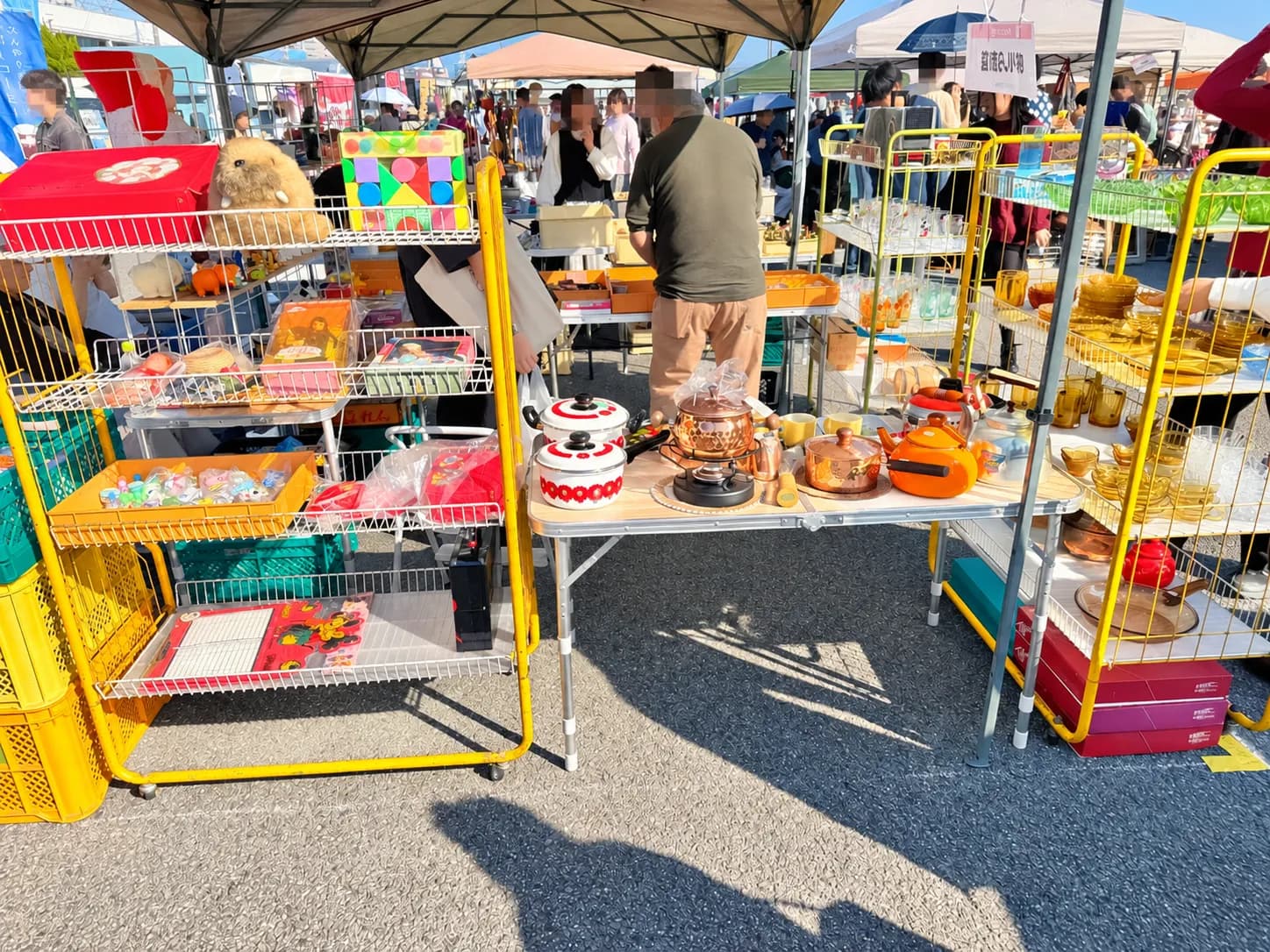 ホーローの鍋に銅のポット。懐かしいキッチン用品がずらり。