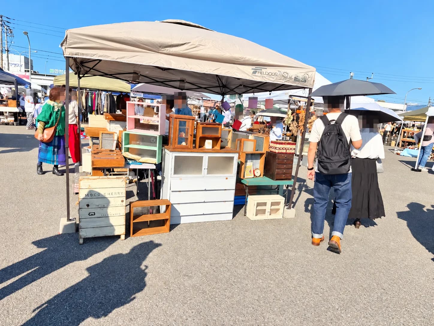 木の棚や戸棚など、家具のお店も。