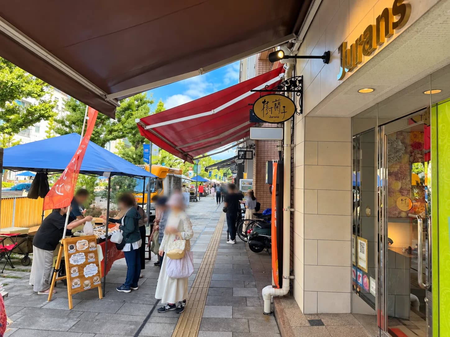 お店をのぞきながら、花園町通りをゆっくり。