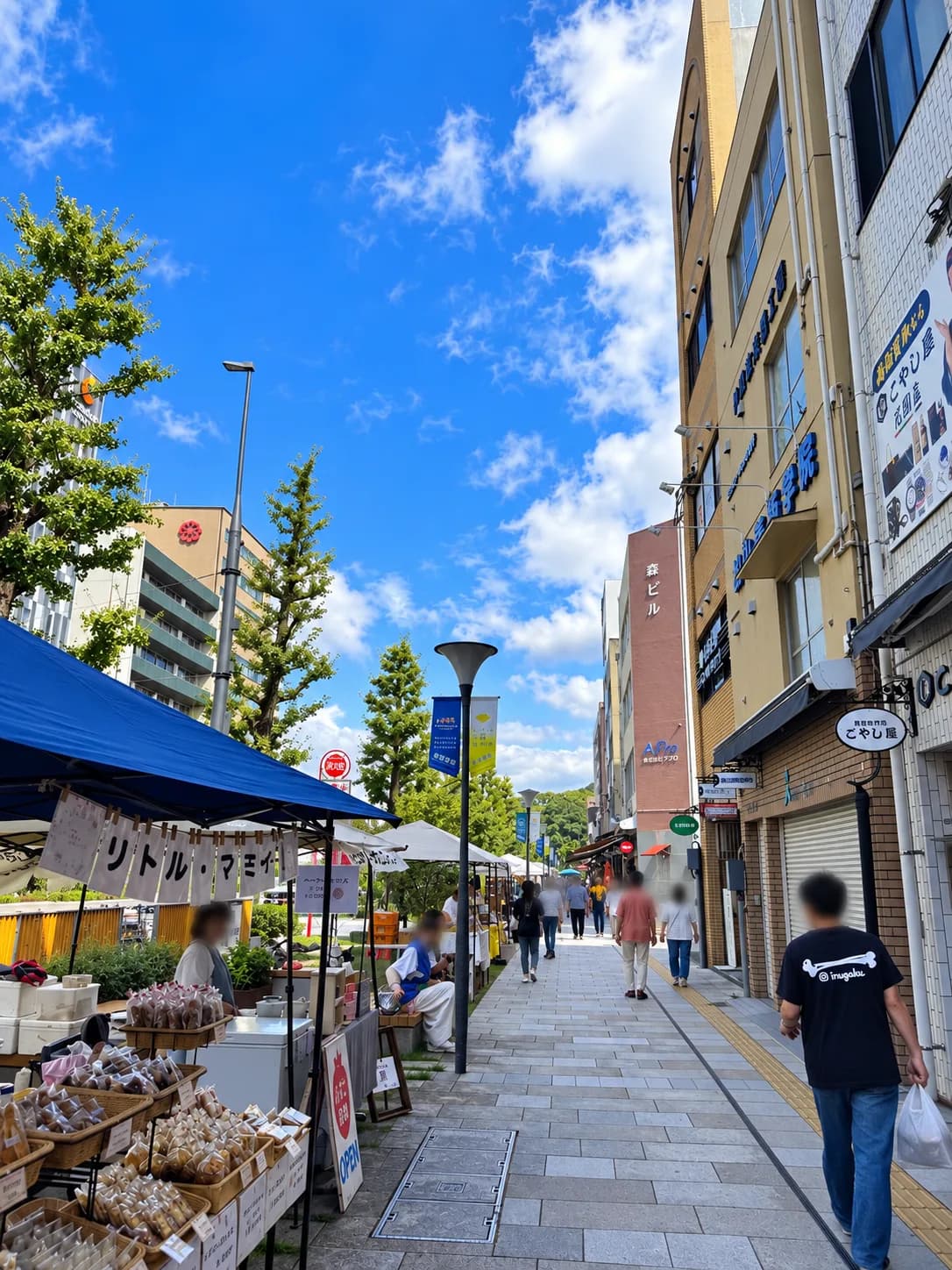 この日、通りに並んでいたお店の様子。